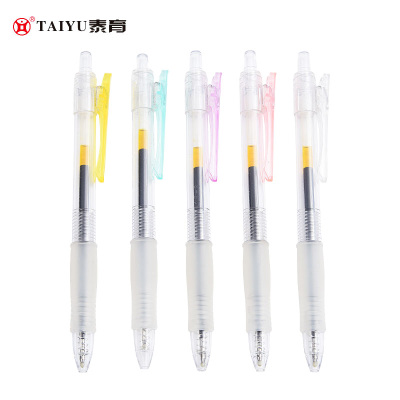 Les étudiants utilisent un stylo à bille avec un porte-crayon Candy