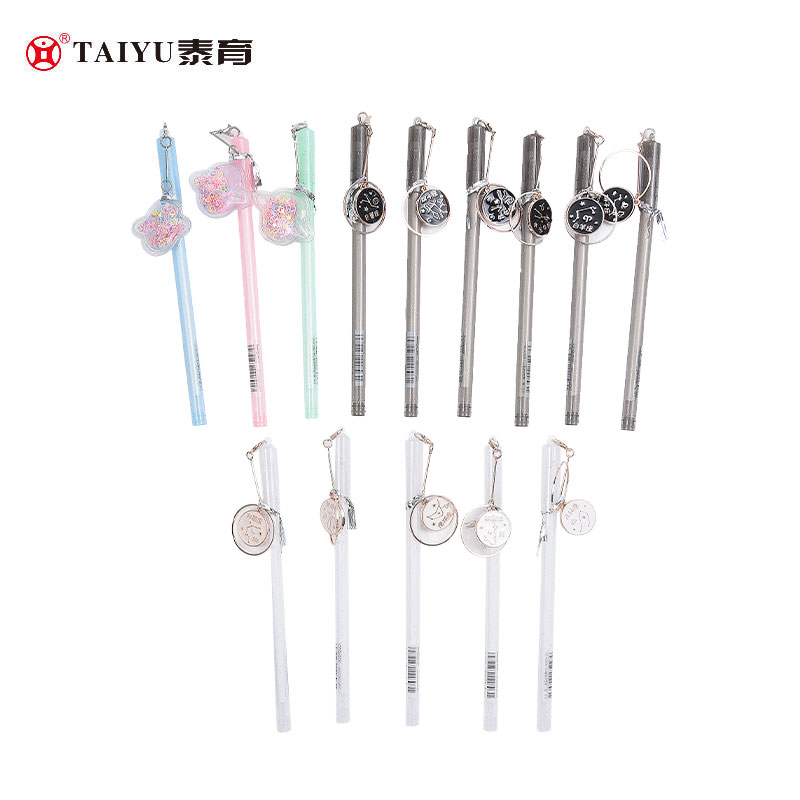 Les étudiants utilisent un stylo à bille avec pendentif et capuchon de stylo