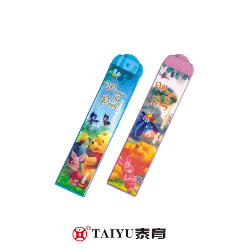 Les étudiants utilisent une trousse à crayons avec une forme unique qui est appréciée par les étudiants.