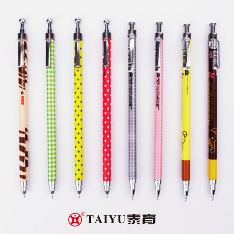 Les étudiants utilisent un porte-mine avec pointe en métal et plume porte-mine 2165